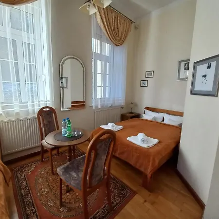 Szwajcarka Z Sauna I Jacuzzi 3*